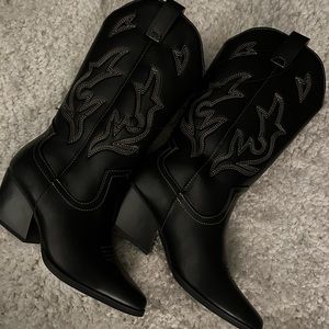 NWOT Black Soda Cowgirl Boots. Size 8.5
